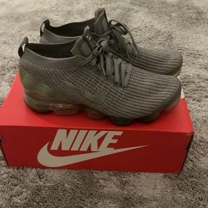 Nike Air Vapormax Flyknit III, 42,5 - Bra skick, extremt sköna och stilrena. Bubblorna är intakta och inget fel med sulan! Köpt för 2399kr på Nikes hemsida.