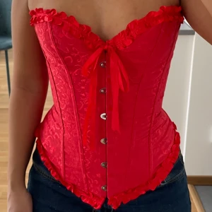 Korsett - Korsett från Adore Me i strl M och fint begagnat skick ❤️ För referens har jag strl 36-38 i toppar, se storlekstabellen på bild 3 för mått. 💌 Frakten är spårbar och ligger på 49 kr!