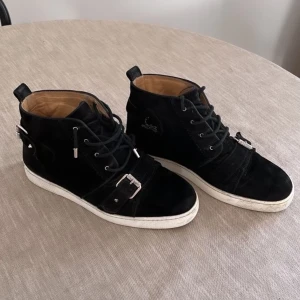 Christian Louboutin Nono Strap Veau Velours st 41 - INTRESSKOLL: Christian Louboutin Nono Strap Veau Velours i storlek 41. Skorna är i bra skick och är inte använda på 2 år. Köptes för 11.000kr 2018 och kan tänkas sälja för 3500kr. Vid snabb affär går priset eventuellt att diskutera! 