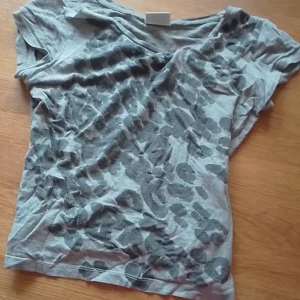 Grå t shirt  - Den här tröjan kommer inte till användning längre men har varit en av mina favorit tröjor för den är väldigt bekväm men simpell.