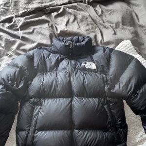 North Face Puffer Jacket - Tjena! Säljer min North Face puffer jacket då jag inte får den till användning längre. Den är i princip fel fri och är hur skön som helst. Köpt på north face hemsida för 3099kr och är i strl M som ni ser på bilden! DM för fler bilder och frågor!😁