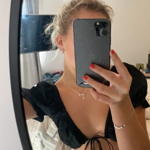 Söt topp med knytning - Svart festtopp med knytning fram! Bra skick💕