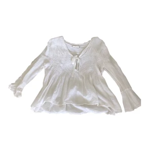 Vit blus - Så söt vit blus! Ger mig coquette vibes eller Stockholmsstil. Fint skick. Den är lite genomskinlig så rekommenderar att ha ett linne eller en tubtopp under.