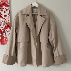 Jacka/trenchcoat - Jättefin beige jacka/trenchcoat. Storlek M , jag har vanligtvis S så den passar även fler storlekar beroende på hur man vill att den ska sitta!! Märke: Stockh lm (mq)   Kostade över 1000 nypris. 