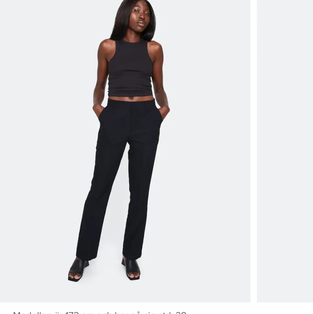 Ett par nya kostymbyxor från bikbok i modellen ”Vilma”. Använda 1 gång men lite för tighta för mig! Skulle säga att de är mid-waist och sjukt snygga!! . Jeans & Byxor.
