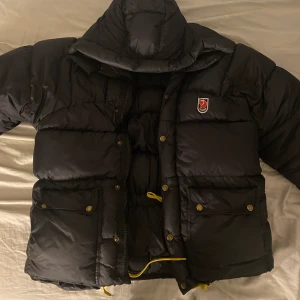 Fjällräven jacka - Säljer min svarta fjällräven jacka i storlek xxs då den inte kommer till användning. Köp direkt för 3500 eller buda🥰passar mig som vanligtvis har s/m