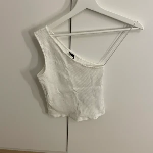 Linne - Vitt one shoulder linne, aldig använt. Stl M 
