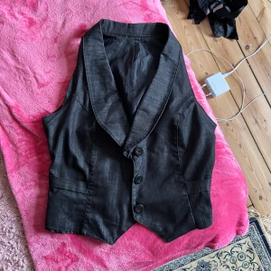 Väst - Säljer denna fina grå väst jag har köpt från humana. Västen är i fin sick! Storlek är inte angiven men passar mig som är 38. Pris kan diskuteras❤️