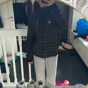 Jacka - Säljer en sailracing jacka i storlek 170! Köpt för 2100 och säljer för 700! skulle kunna tänka mig att gå ner lite i pris! Tillkommer frakt! 