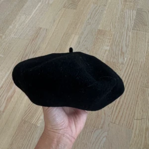 wool beret hatt  - Använt en gång. 