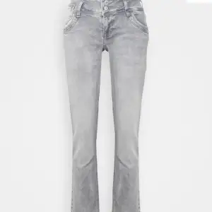 Säljer mina jätte snygga LTB Jeans som nästan är helt slutsålda i alla storlekar. Säljer dem för 400 kr men kostar i original pris 679. Har typ aldrig användt dem och dom är i super bra skicka skriv priv om mer bilder osv!❤️