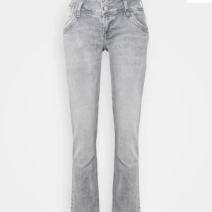 LTB Jeans - Säljer mina jätte snygga LTB Jeans som nästan är helt slutsålda i alla storlekar. Säljer dem för 400 kr men kostar i original pris 679. Har typ aldrig användt dem och dom är i super bra skicka skriv priv om mer bilder osv!❤️
