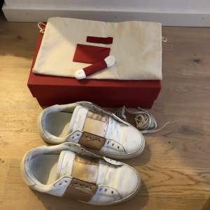 Intressekoll på mina guldiga valentino rockstud sneakers. Köpta för ca 5000kr förra våren. Allt på bilden ingår dvs, skor, box, dustbag, kuvert, osv. 