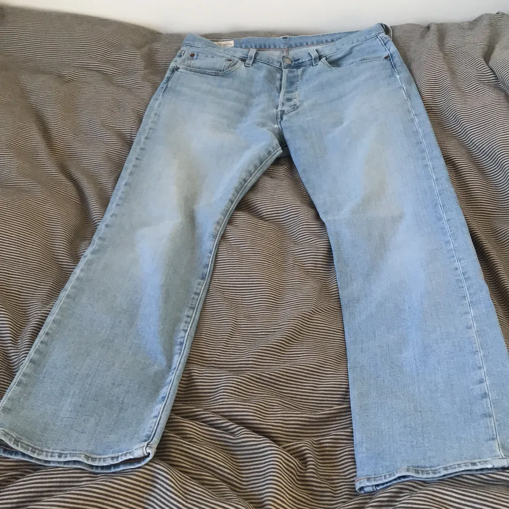 Ljusblåa jeans från Levis, använda men inte fläckiga eller trasiga. Säljs eftersom storleken inte passar mig. . Jeans & Byxor.