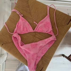 Frankies Bikinis 💕 - En endast testad bikini från Frankies Bikinis! En pigmentering i tyget som var där när jag köpte den (fick rabatt av hemsidan pga detta) så därav det låga priset 💕 originalpris: 2800kr 