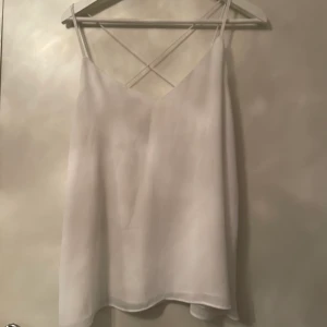 Blus - En fin vit blus med öppen rygg. Köpt frpn H&M. 