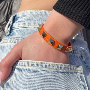 Valentino armband  - Kopia på valentino armband. Köpte för ett tag sen men då jag ibte riktigt passar orange. Super fin både till sommaren och vinter men även över tröjan. Juster bar då den passar ungefär alla armar. Jag har en armled på 16cm och den passar perfekt❤️