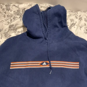 Adidas Hoddie - En adidas hoddie från 80-talet köpt i New York har inte används så många gåger och ganska stor på mig 