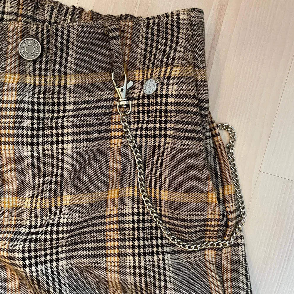 Coola rutiga byxor med kedjedetalj (som är avtagbar) från pull&bear, med skön resår i midjan!. Jeans & Byxor.