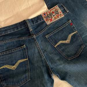 Helt oanvända Replay jeans som tyvärr är för små för mig. Köpta för 450kr. Midjemått rakt över är 40 cm. Innerbenslängd är 83 cm. Kontakta för fler frågor💓