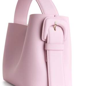 Säljer denna utgulliga väska ifrån Arket i modellen ”Leather mini bag”  som är helt slutsåld!! Väskan är helt oanvänd men hör av er för mer bilder😇 Nypris 1200 säljer för 600! 💕