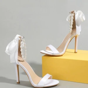 Fest Klackskor  - Säljer dessa eleganta klackskor, köpt från shein för 260kr. Har använt dom en gång men dom passade inte mig så bra. Klacken är 11,4 cm