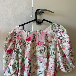 Topp - Blommig kort topp. Storlek L. Köparen står för frakten 💓💓