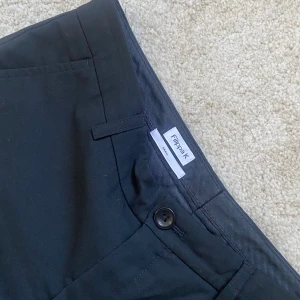 Lågmidjade kostymbyxor  - Säljer nu dessa lågmidjade kostymbyxor från Filippa K. De har aldrig kommit till användning då de är förstora för mig så skicket är som nytt! 💕💕 Köparen står för fraktkostnaden 🌟