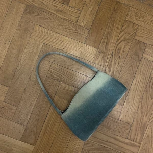 Denim bag  - En qte väska i blekt denimtyg. 