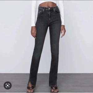 Jag säljer ett par grå/svarta jeans med slits nertill från Zara. De är lite upptrampade längst ner eftersom att de var för långa när jag använde de. Nypris: 359kr. 💗