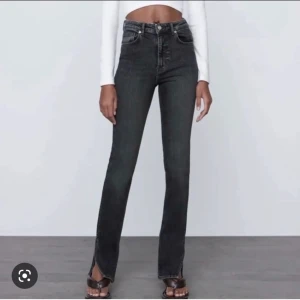Grå/svarta jeans med slits  - Jag säljer ett par grå/svarta jeans med slits nertill från Zara. De är lite upptrampade längst ner eftersom att de var för långa när jag använde de. Nypris: 359kr. 💗
