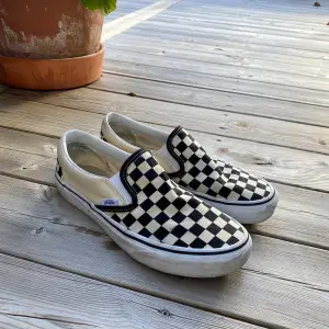 Slip-on skor från Vans. Storlek 39. Sparsamt använda. Inga hål eller defekter men i använt skick. 