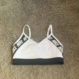 Nike träningstopp - Nike träningstopp i nyskick. Använd ca 2 gånger. Liten i storleken så passar S också. 