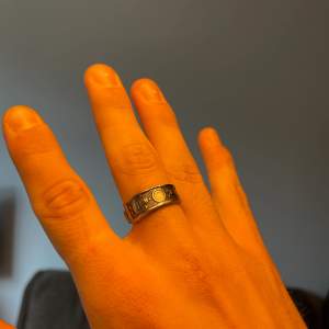 Hemmagjord sked-ring med mönster! Ringen är rostfri och är som vanligt gjort med mycket kärlek! Hör av dig om du har några frågor eller vill ha fler bilder:)