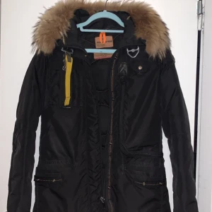 Pjs jacka strl S  - En gammal modell av parajumper vinterjackan. Använder inte pågrund av att den är för stor på mig. Killmodell!! Kan både användas till tjejer och killar💕