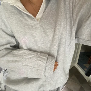 Oversized sweatshirt från Weekday - Grå sweatshirt från weekday. Strl M från herravdelningen. Knappt använd. Köpt för 600kr