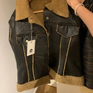 Läderjacka  - Otroligt cool jacka som behöver nytt hem nu till vintern🌟Lappen säger L men jag skulle säga Oversized S/M, Brun/svart, I använt skick, köpt på second hand, men lappen är fof kvar💗Finns dock defekt i vecken vid armar och axel, skriv för frågor/intresse💞