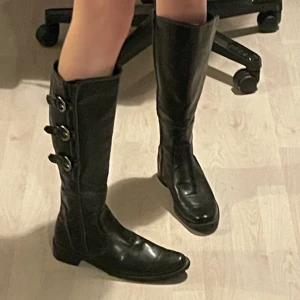 Svarta boots  - Begagnande svarta boots, i fint skick storlek 41