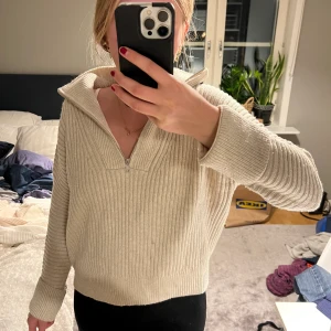 Stickad tröja - En jättefin, tjock, stickad tröja perfekt till vintern som passar till allt. Köpt i en liten butik på Öland för ca 1500 kr. Man kan dra upp vid halsen eller ha den öppen som på bilderna. Hör gärna av dig vid fler frågor!❤️