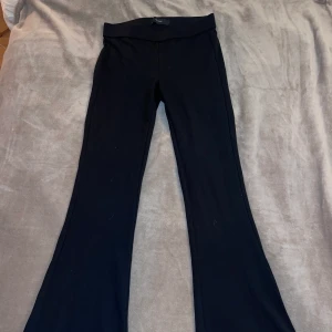 Vero Moda Tights - Säljer ett par tights från veromoda st.36 då de tyvärr är för korta för mig! Super sköna, lågmidjade!💕