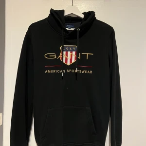 Gant hoodie - Säljer min gant hoodie. Använda fåtal gånger. Den är som i nyskick. Hör av dig för mer frågor!