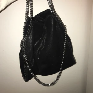 Väska - Säljer denna populära Stella McCartney inspirerade väskan som är i fint skick. Den är i den stora modellen och passar perfekt till både vardag och fest! Frakt ligger på 66kr och är spårbar 💕