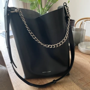 Rebecca Minkoff väska  - Svart skinnväska från Rebecca Minkoff. Oanvänt skick, enstaka märke inuti. Silverfärgad insida. Silverkedja. Botten 20x20cm höjd 30 cm. Nypris 4400kr