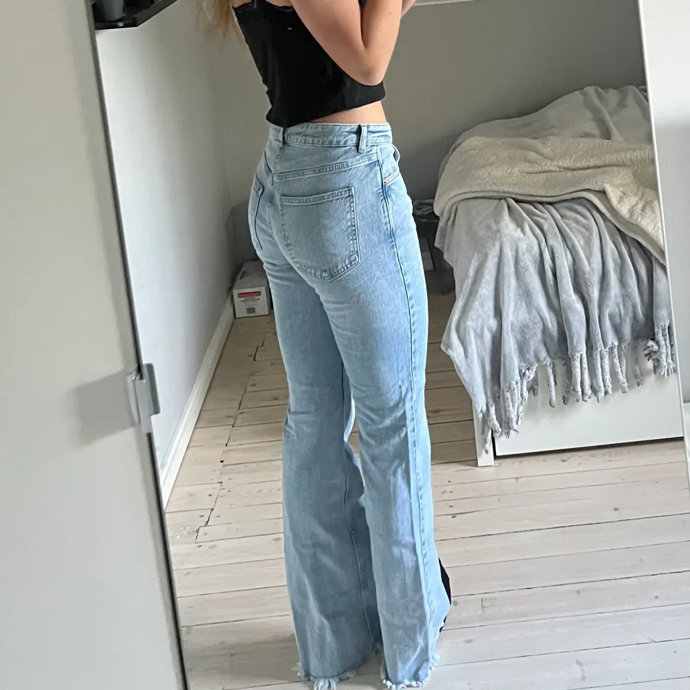 Snygga midrise jeans från Gina tricot i storlek 40 men sitter bra på mig som vanligtvis har 36/38 i jeans. Skriv för fler bilder!❤️. Jeans & Byxor.