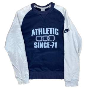 Vintage Nike Sweatshirt i storlek Small. I Mörkblå och vit färg som kompletterar varann fint. Tyvärr så fins det en fläck som syns på sista bilden.