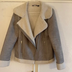 Vinterjacka - Super snygg vinterjacka i bra skick. Frakt 69kr. Hör av er om ni har några frågor!