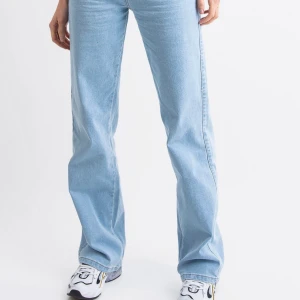 Madlady jeans - Säljer dessa fina jeansen ifrån Madlady! 🤩Väldigt bra skick skulle jag säga då jag inte använt de så mycket. Storlek S men passar Xs-S eventuellt M oxå med tanke på att de är stretchiga. Hör av er vid intresse, frågor eller egna bilder osv!🫶🏻