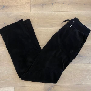 Juicy couture byxor - Säljer pga lite för korta. Använda men i mycket bra skick. Stl xs.