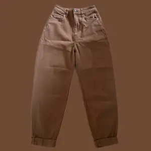 Jättesköna och fina bruna jeans, väldigt mjuka och sitter väldigt fint på! Högmidjade mom jeans. 🤎✨ Köparen står för frakten 