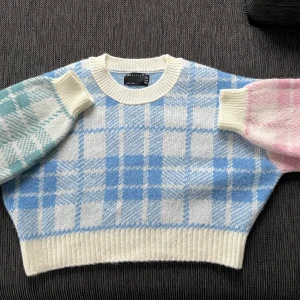 Stickad tröja från ASOS  - Stickad tröja från ASOS petit i storlek 36, frakt betalas av köpare☺️